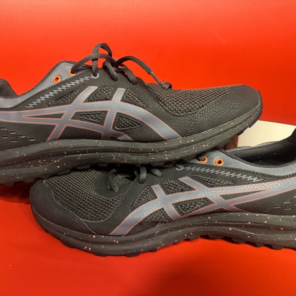 Asics Black and Red Athletic Shoes for Performance - Picture 4 of 9